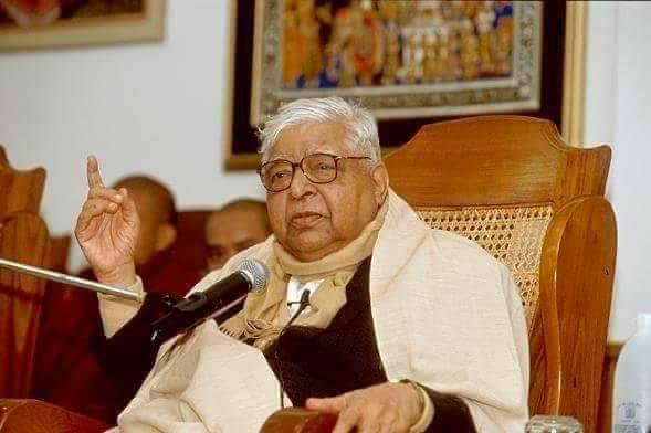 S.N. Goenka giving a Vipassana discourse